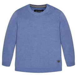 Sweter w kolorze niebieskim. Niebieskie swetry chłopięce marki Mayoral, z okrągłym kołnierzem. W wyprzedaży za 54,95 zł.