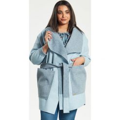Błękitny płaszcz kardigan Klara duże rozmiary dla puszystych PLUS SIZE WIOSNA. Niebieskie płaszcze damskie Moda Size Plus Iwanek, na wiosnę, xl, bez wzorów, z bawełny, eleganckie, bez rękawów, bez kaptura. Za 159,00 zł.