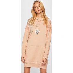 Pinko - Sukienka. Różowe sukienki damskie Pinko, na co dzień, s, z aplikacjami, z elastanu, casualowe, z kapturem, z długim rękawem, długie, mini, proste. W wyprzedaży za 699,90 zł.