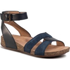 Sandały CLARKS - Un Perri Loop 261487494 Navy Combi. Niebieskie klapki damskie Clarks, bez wzorów, ze skóry, bez obcasa. Za 469,00 zł.