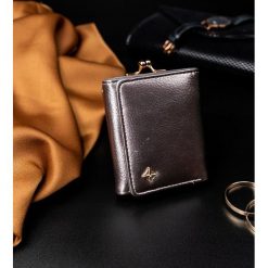 Portmonetka damska na bigiel srebrna Milano Design - srebrny. Szare portfele damskie MILANO DESIGN, bez wzorów, ze skóry. Za 29,99 zł.