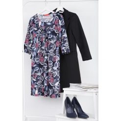 Ciemnoniebieska Sukienka Phinney. Niebieskie sukienki damskie Born2be, w kwiaty, z dzianiny, z okrągłym kołnierzem, midi, trapezowe. Za 79,99 zł.