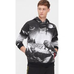 Bluza z kontrastowym nadrukiem - Biały. Białe bluzy męskie Cropp, s, z nadrukiem, z kontrastowym kołnierzykiem, bez rękawów, bez kaptura. Za 79,99 zł.