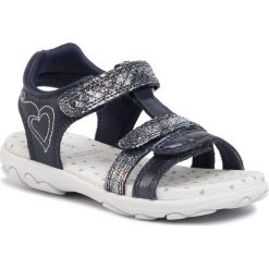 Sandały GEOX - J Sandal Cuore B J0290B 00454 CF44M M Navy/Dk Blue. Niebieskie sandały dziewczęce Geox, ze skóry ekologicznej, bez zapięcia. Za 199,00 zł.