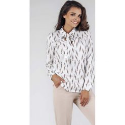 Szykowna Bluzka z Wiązaniem. Białe bluzki damskie marki Molly.pl, s, z materiału, eleganckie, ze stójką, z długim rękawem. Za 139,90 zł.