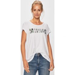 Mustang - T-shirt. Białe bluzki damskie Mustang, s, z nadrukiem, z bawełny, z okrągłym kołnierzem. W wyprzedaży za 49,90 zł.