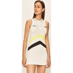 Ellesse - Sukienka. Białe sukienki damskie Ellesse, na co dzień, z nadrukiem, z elastanu, casualowe, bez kołnierzyka, bez rękawów, mini, proste. W wyprzedaży za 159,90 zł.