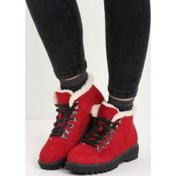 Czerwone Traperki Want Them. Czerwone buty zimowe damskie Born2be, z okrągłym noskiem, na płaskiej podeszwie. Za 99,99 zł.