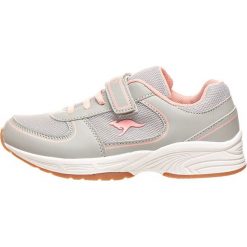 Buty sportowe w kolorze szaro-jasnoróżowym. Szare buty dziewczęce sportowe KangaROOS, bez wzorów, z gumy, bez zapięcia. W wyprzedaży za 87,95 zł.