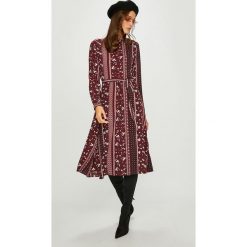 Vero Moda - Sukienka. Czarne sukienki damskie Vero Moda, na co dzień, s, w paski, z elastanu, casualowe, z okrągłym kołnierzem, z długim rękawem, długie, maxi, proste. W wyprzedaży za 129,90 zł.