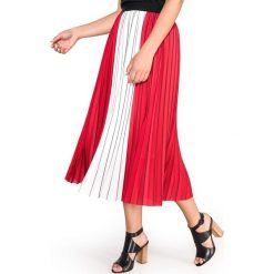 Guess Savina Spódnica Czerwony. Czerwone spódniczki damskie Guess, s, z aplikacjami, z elastanu. Za 492,95 zł.