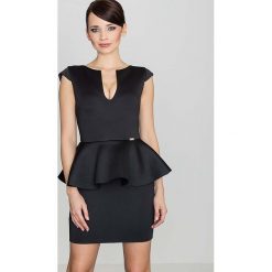 Czarna Elegancka Sukienka z Baskinką z Rozcięciem przy Dekolcie. Czarne sukienki damskie Molly.pl, na co dzień, xl, bez wzorów, z tkaniny, eleganckie, bez kołnierzyka, bez rękawów, ołówkowe. Za 148,90 zł.