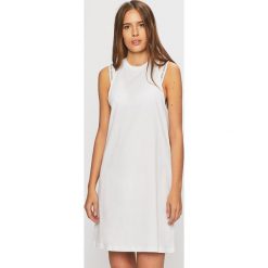Calvin Klein Jeans - Sukienka plażowa. Białe stroje kąpielowe damskie Calvin Klein Jeans, s, bez wzorów, z elastanu. W wyprzedaży za 169,90 zł.