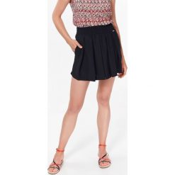 LUŹNE SZORTY PRZED KOLANO. Czarne szorty damskie marki Top Secret, na lato, s, eleganckie. W wyprzedaży za 39,99 zł.