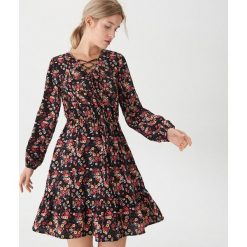 Sukienka w kwiaty - Wielobarwn. Szare sukienki damskie House, s, w kwiaty, bez kołnierzyka, bez rękawów. Za 79,99 zł.
