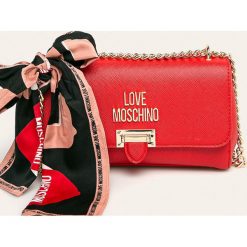 Love Moschino - Torebka. Czerwone listonoszki damskie Love Moschino, z aplikacjami, ze skóry, na ramię, małe, z aplikacjami. W wyprzedaży za 599,90 zł.