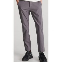 Wzorzyste spodnie chino - Szary. Szare spodnie męskie Reserved, m, bez wzorów. Za 129,99 zł.