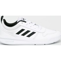 Adidas - Buty dziecięce Tensaur. Białe trampki chłopięce Adidas, bez wzorów, ze skóry, sportowe, z okrągłym noskiem, na sznurówki. W wyprzedaży za 119,90 zł.
