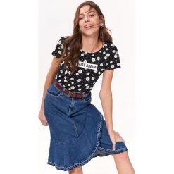 Bawełniany t-shirt z nadrukiem. Czarne t-shirty damskie z nadrukiem, z bawełny, eleganckie. W wyprzedaży za 14,99 zł.