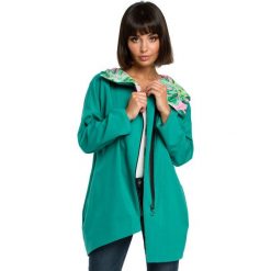 Bluza z kapturem i zamkiem na skos - zielona. Zielone bluzy damskie BE, s, z nadrukiem, z elastanu, bez rękawów, z kapturem. Za 259,00 zł.