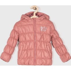 Pepe Jeans - Kurtka dziecięca Margot 104-152 cm. Różowe kurtki dziewczęce Pepe Jeans, bez wzorów, z poliesteru, krótkie, z kapturem. W wyprzedaży za 159,90 zł.