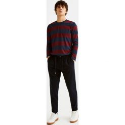 Koszulka w paski z długim rękawem. Czarne t-shirty męskie marki Pull & Bear, w paski. Za 69,90 zł.