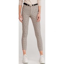 Spodnie chino w kratę - Beżowy. Brązowe spodnie damskie Reserved, bez wzorów. Za 89,99 zł.