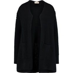 American Vintage VIKI OPEN CARDIGAN WITH POCKETS Kardigan black. Czarne kardigany damskie American Vintage, l, z elastanu. Za 609,00 zł.