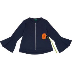 Bluza w kolorze granatowym. Niebieskie bluzy niemowlęce Benetton Kids, bez wzorów, bez rękawów, bez kaptura. W wyprzedaży za 52,95 zł.