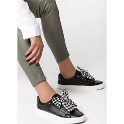 Czarne Buty Sportowe Giver. Czarne buty sportowe damskie Born2be, bez wzorów, sportowe. W wyprzedaży za 39,99 zł.