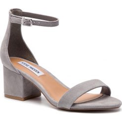 Sandały STEVE MADDEN - Irenee SM11000009-03002-615 Grey Suede. Szare klapki damskie Steve Madden, bez wzorów, z zamszu, bez obcasa, na obcasie. W wyprzedaży za 299,00 zł.