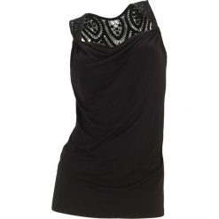 Top bonprix czarny. Czarne bluzki damskie marki bonprix, w koronkowe wzory, z koronki, eleganckie, z dekoltem na plecach. Za 49,99 zł.