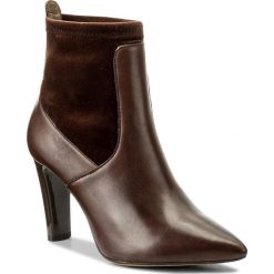 Botki CAPRICE - 9-25301-29 Dk Brown Nappa 337. Brązowe botki damskie na obcasie marki Caprice, z materiału. W wyprzedaży za 209,00 zł.