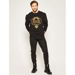 Bluza Versace Jeans Couture B7GVA7TF. Czarne bluzy męskie Versace Jeans Couture, m, bez wzorów, z bawełny, bez kołnierzyka, bez rękawów, bez kaptura. Za 1279,00 zł.