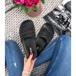 Klapki damskie Laura Mode LS-110 Czarne. Czarne klapki damskie LAURA MODE, bez wzorów, z gumy, bez obcasa, na płaskiej podeszwie. Za 59,00 zł.