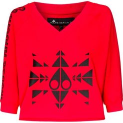 Bluza MOOSE KNUCKLES TRIPPY LOGO. Czerwone bluzy damskie z nadrukiem, z bawełny, krótkie. W wyprzedaży za 284,00 zł.