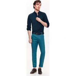Koszula męska taliowana z tkaniny oxford z kołnierzem typu button down. Koszule męskie Top Secret, na lato, m, bez wzorów, z tkaniny, eleganckie, button down, bez rękawów. W wyprzedaży za 59,99 zł.