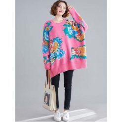 Sweter w kolorze jasnoróżowym ze wzorem. Różowe swetry damskie Amato Rizzi, bez wzorów, ze splotem, z długim rękawem, długie, bez kaptura. W wyprzedaży za 184,95 zł.
