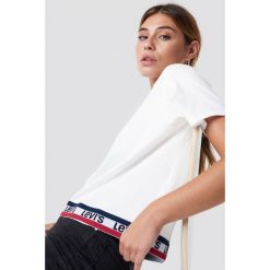 Levi's T-shirt Graphic JV Tape - White. Białe t-shirty damskie Levi's®, s, bez wzorów, z materiału, z okrągłym kołnierzem. W wyprzedaży za 85,17 zł.