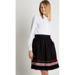 Rozkloszowana spódnica z ozdobną tasiemką RABARBAR. Czarne spódniczki damskie RABARBAR, bez wzorów, eleganckie, rozkloszowane. W wyprzedaży za 167,00 zł.