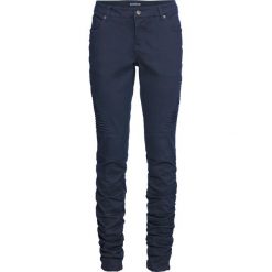 Spodnie bojówki Skinny bonprix ciemnoniebieski "used". Niebieskie spodnie damskie bonprix. Za 129,99 zł.