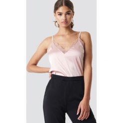 NA-KD Party Top na ramiączkach z koronką - Pink. Różowe topy damskie marki NA-KD Party, w koronkowe wzory, z satyny, bez kołnierzyka. Za 92,95 zł.