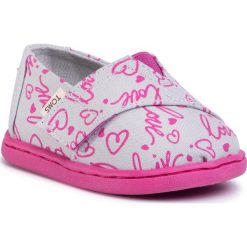 Kapcie TOMS - Classic 10015224 Glacier Grey Love. Szare sandały dziewczęce Toms, z tworzywa sztucznego, bez zapięcia. Za 159,00 zł.