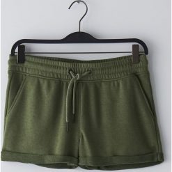 Krótkie szorty - Khaki. Brązowe szorty damskie Cropp, s, bez wzorów. W wyprzedaży za 27,99 zł.