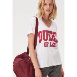 Luźny t-shirt college - Biały. Białe t-shirty damskie Sinsay, s, bez wzorów, bez kołnierzyka. W wyprzedaży za 14,99 zł.