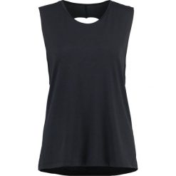 Onzie TWIST BACK Koszulka sportowa black. Czarne t-shirty damskie Onzie, z elastanu. W wyprzedaży za 132,30 zł.