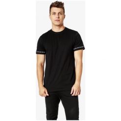 Umbro Koszulka Ss Hard , czarny, rozmiar M. Czarne koszulki męskie Umbro, m, bez wzorów, z bawełny, z okrągłym kołnierzem, bez rękawów. W wyprzedaży za 31,99 zł.