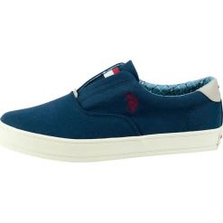 U.S. POLO ASSN. tenisówki slip-on męskie Flag 42 ciemnoniebieskie. Niebieskie trampki męskie U.S. Polo Assn., bez wzorów, bez zapięcia. W wyprzedaży za 169,00 zł.