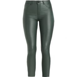 Dr.Denim PLENTY Jeans Skinny Fit riot metal. Zielone rurki damskie marki Dr.Denim, z elastanu. W wyprzedaży za 174,85 zł.