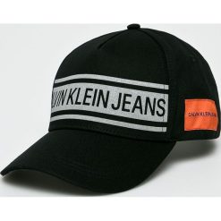 Calvin Klein Jeans - Czapka. Czarne czapki męskie marki Calvin Klein Jeans, bez wzorów, z bawełny. W wyprzedaży za 129,90 zł.